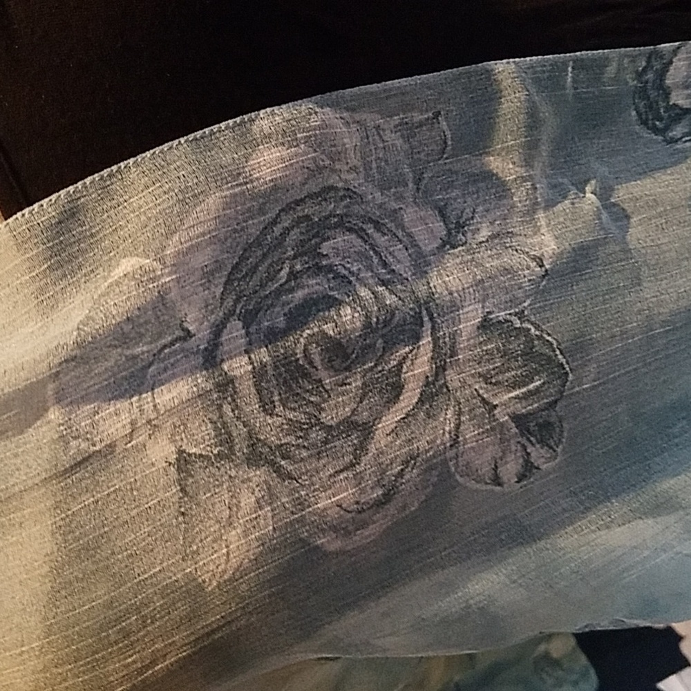 Scarf with Roses - Picture 4 of 7